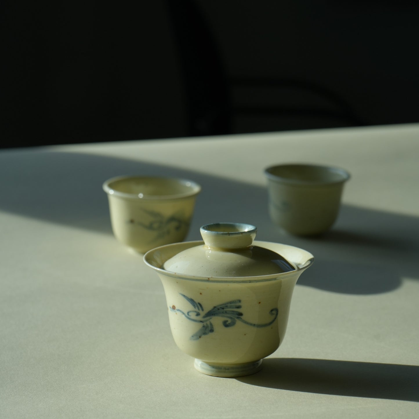 Lucky Crane 瑞鹤 | Handgemalter Gaiwan und Tassen von Xiaozhi, Jingdezhen Porzellan