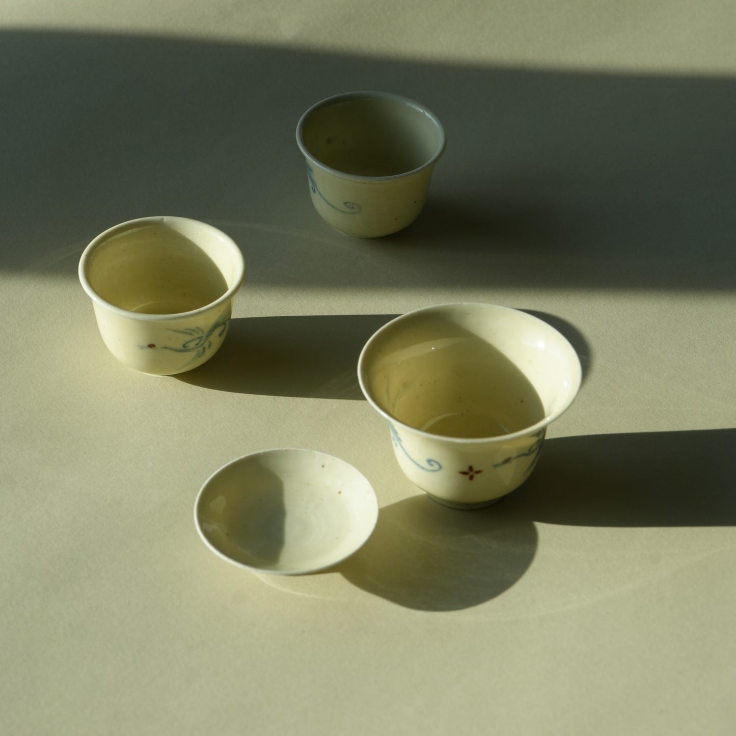 Lucky Crane 瑞鹤 | Handgemalter Gaiwan und Tassen von Xiaozhi, Jingdezhen Porzellan